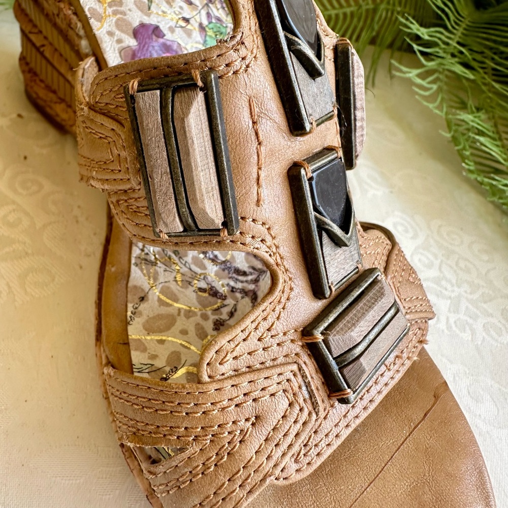 Two Lips brand beige wedge sandals - Picture 6 of 9